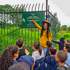 Imagem de crianças segurando um planeta